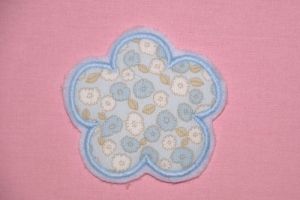 Blume mit Bl�mchenstoff hellblau