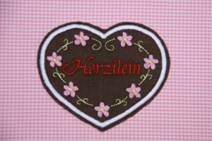 Herzilein auf braunem Stoff, Blumen