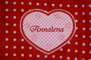 Herz mit Wunschnamen, Rand rot ( Modell Annalena )