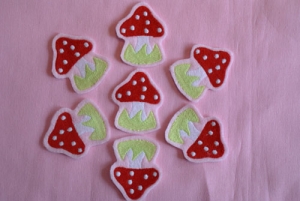 4 gestickte Pilze, rosa Filz