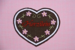 Herzilein auf braunem Stoff, Blumen